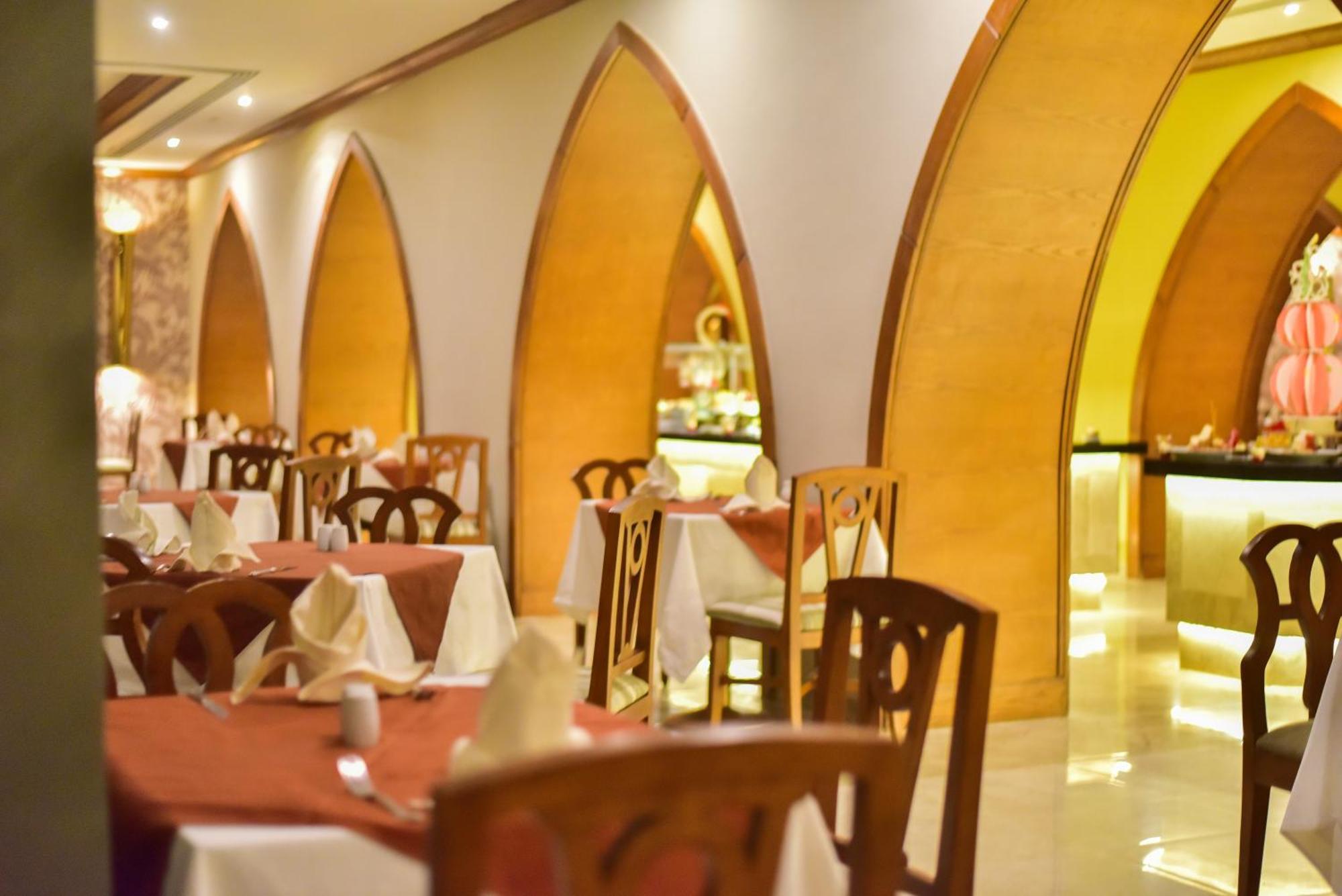 The Grand Hotel Sharm El Sheikh 외부 사진 The interior of the restaurant