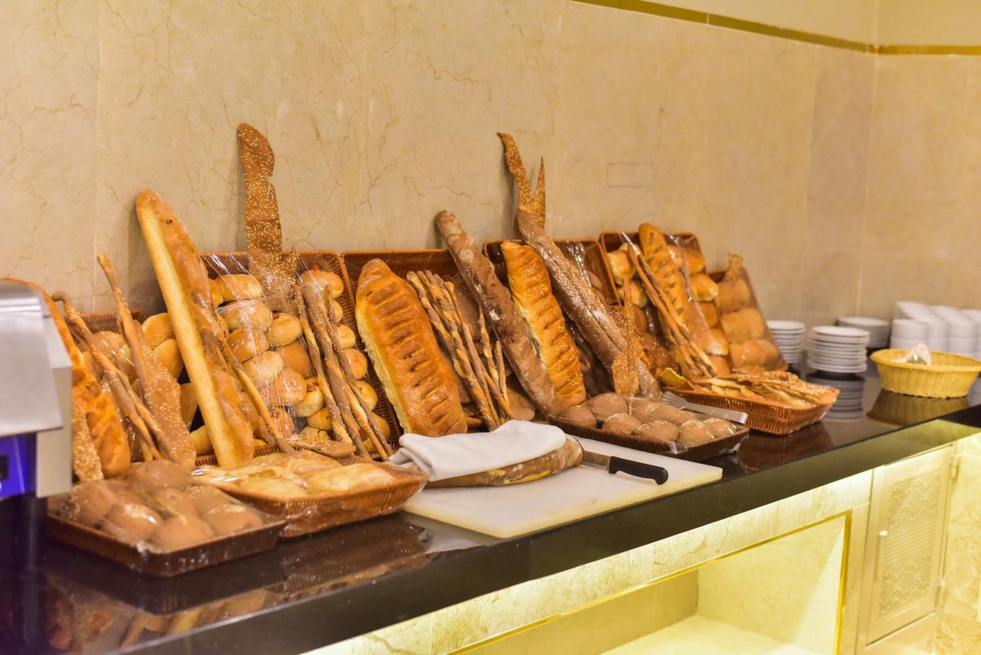 The Grand Hotel Sharm El Sheikh 외부 사진 Bread at a buffet