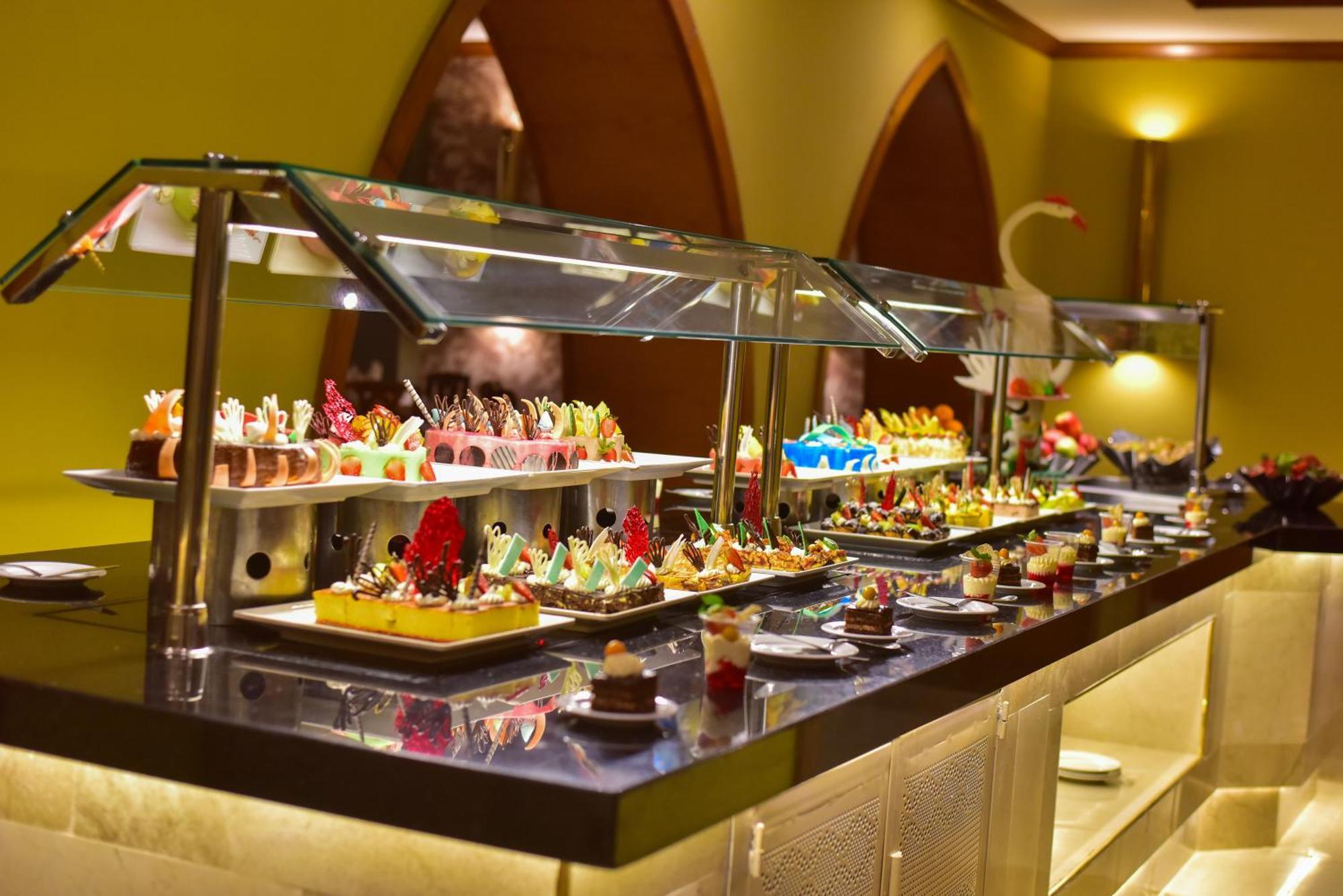 The Grand Hotel Sharm El Sheikh 외부 사진 A dessert buffet