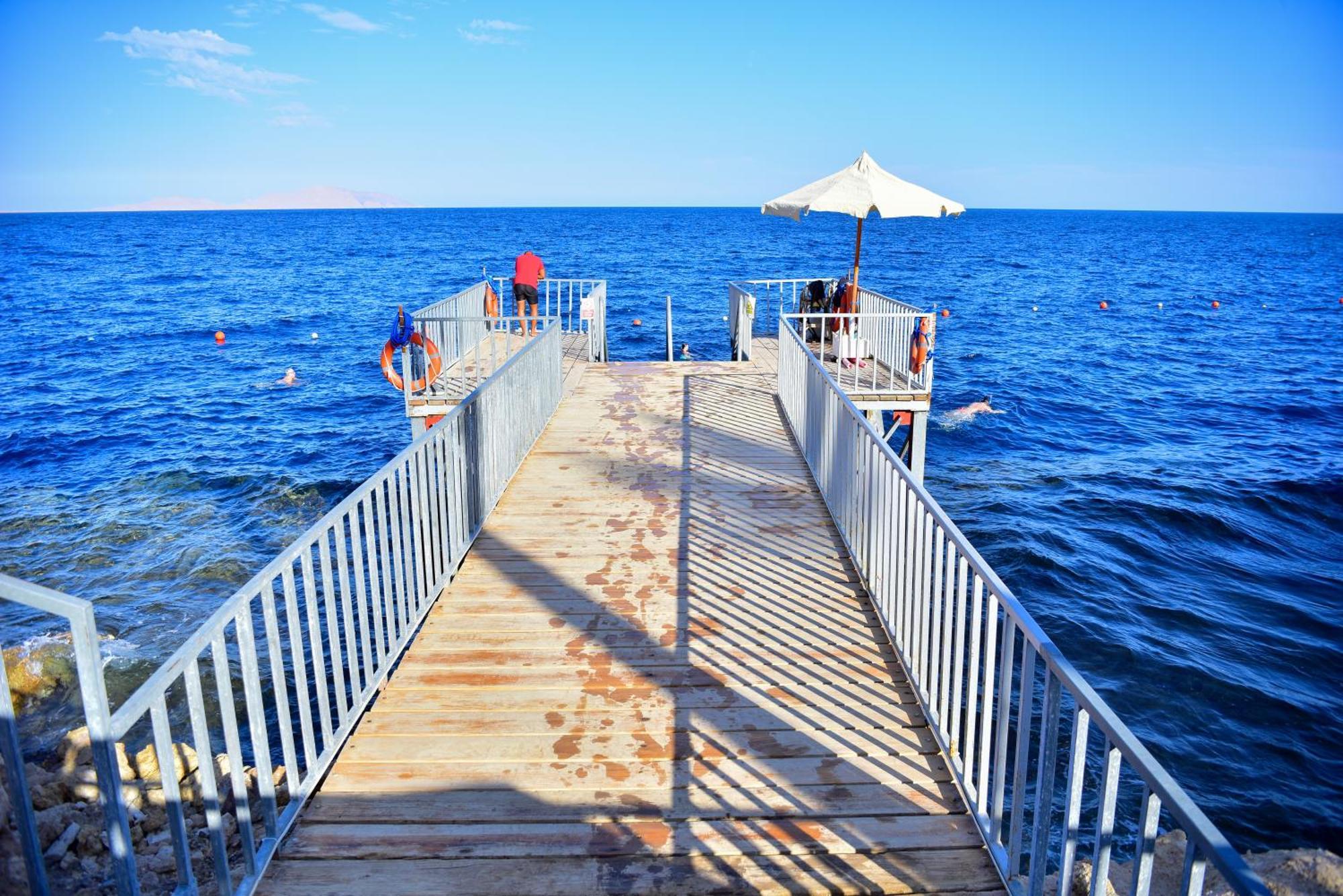 The Grand Hotel Sharm El Sheikh 외부 사진 The pier at the beach of Agia Marina